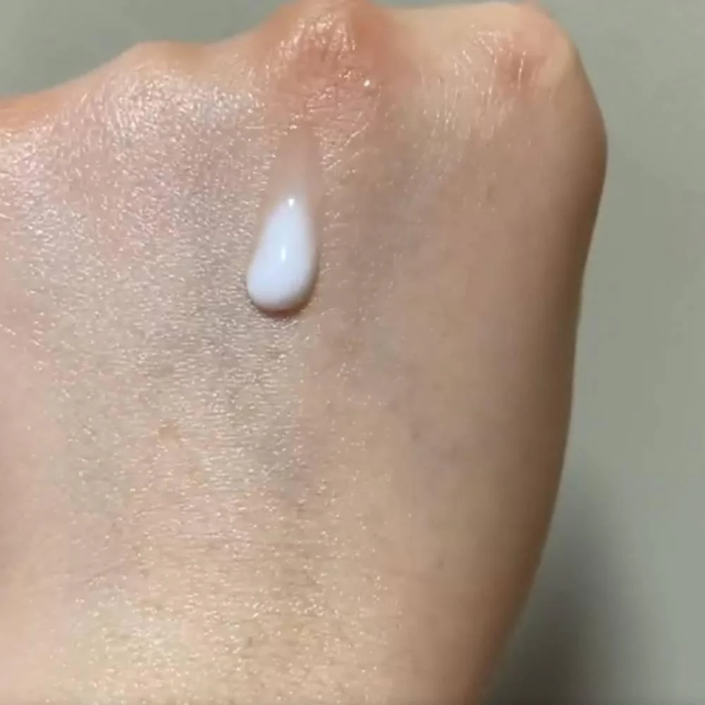 Attenir Dress Lift Day Emulsion Moisturizing Milky Lotion for Wrinkles 60ml - Image 3