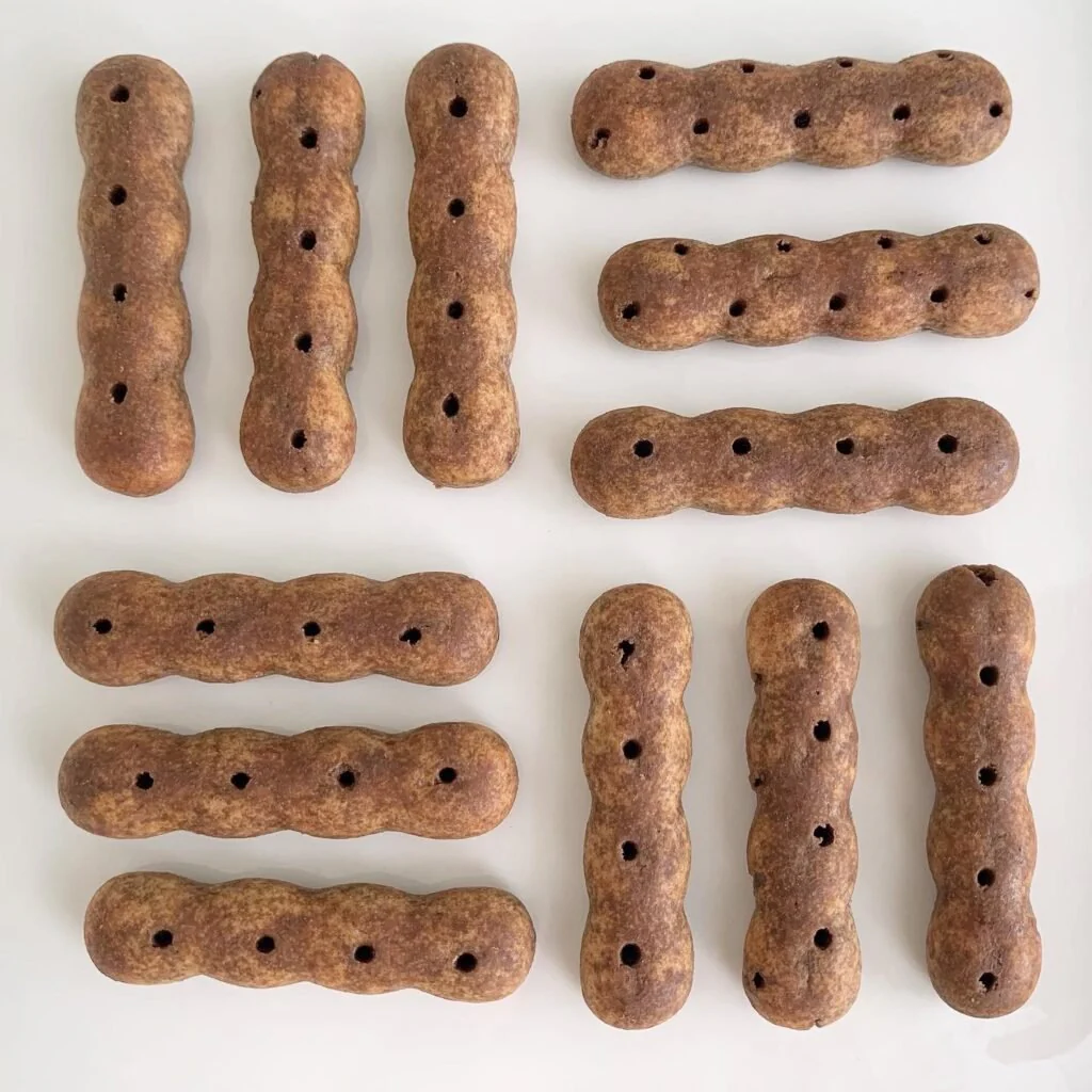 Ginbis Asparagus Chocolate Soaked Mini Asparagus Shaped Biscuits (Pack of 6) - Image 3