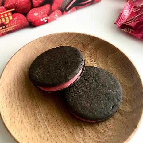 Meiji Rich Chocolate Chocolate Sand Strawberry Sandwich Cookies (Pack of 5) - Image 3