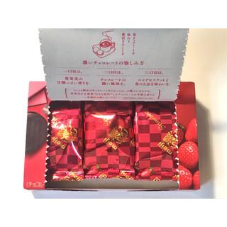 Meiji Rich Chocolate Chocolate Sand Strawberry Sandwich Cookies (Pack of 5) - Image 5