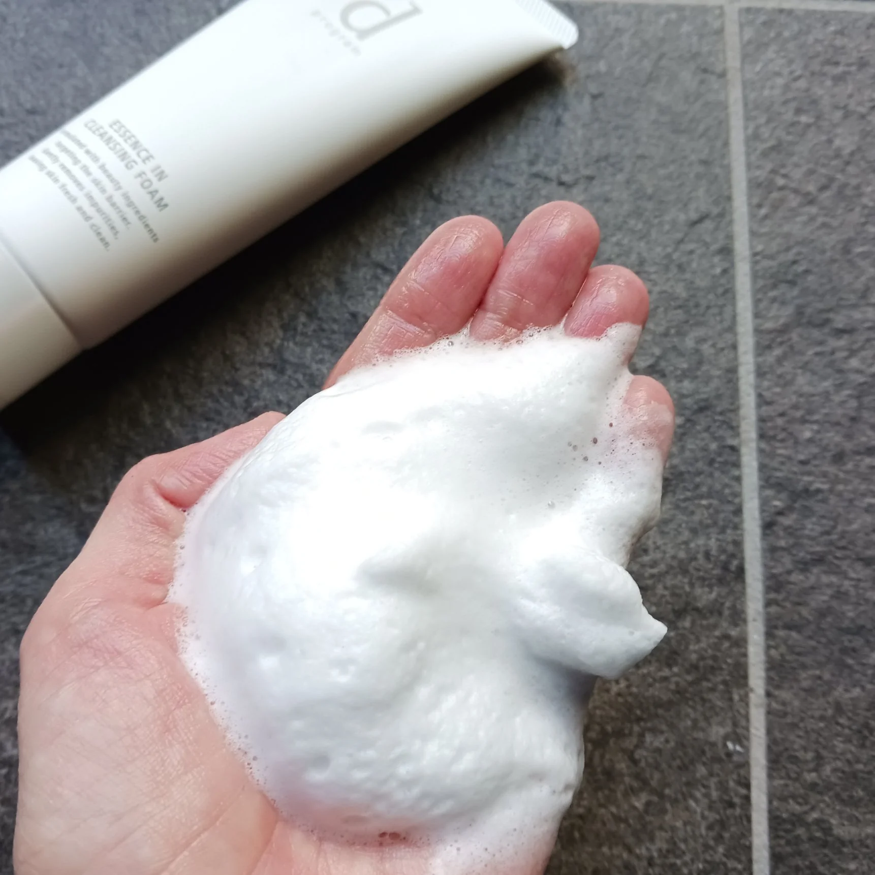 d Program Essence In Cleansing Foam Face Wash for Sensitive Skin 120g - Image 2
