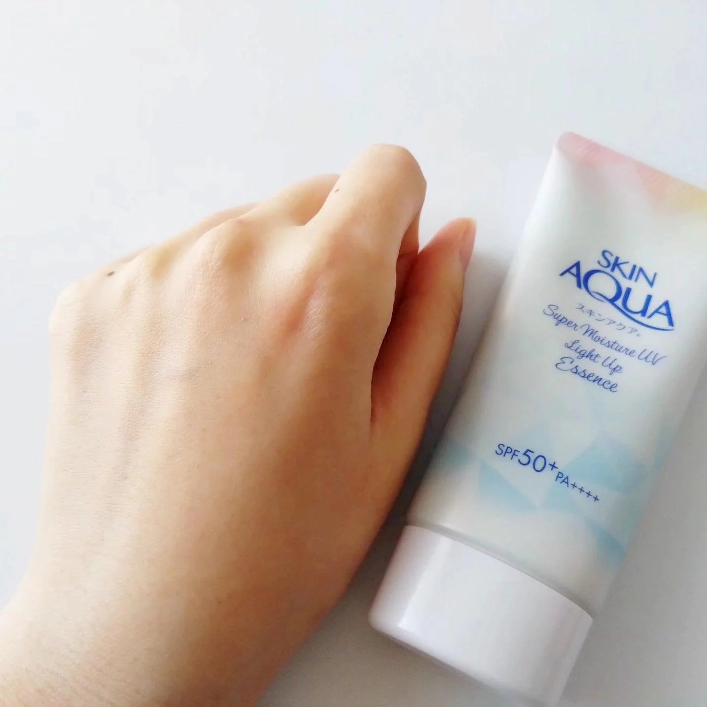 Skin Aqua Super Moisture UV Light Up Essence Sunscreen SPF 50+ 70g - Image 4