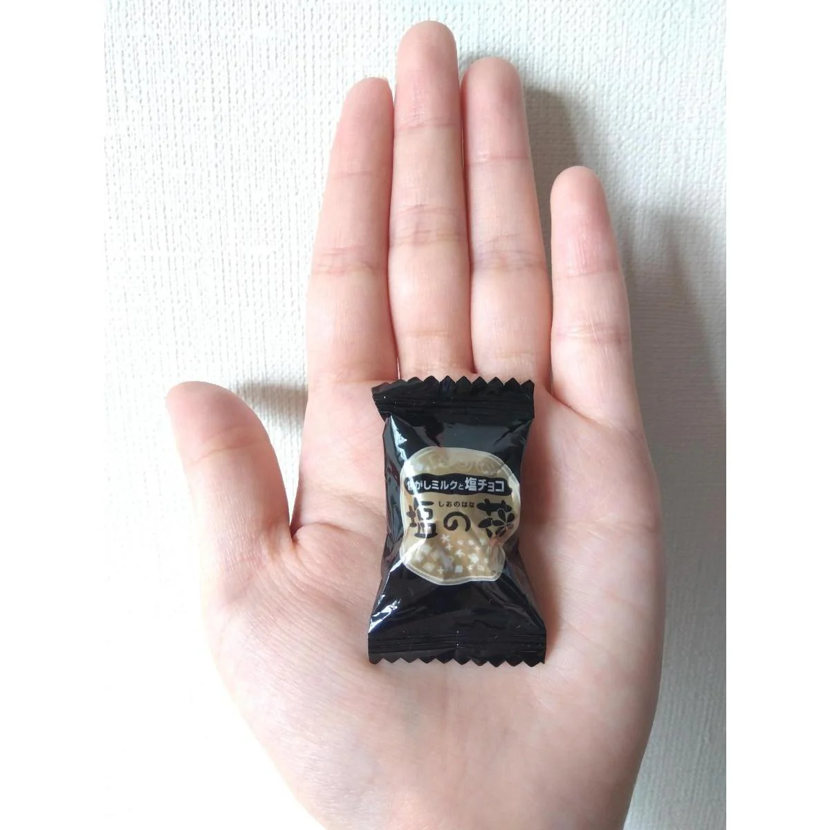 UHA Mikakuto Shio no Hana Chocolate Filled Salt Caramel Candy 78g - Image 3